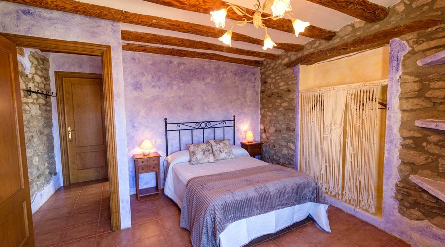 Casa rural en Huesca con piscina. Habitación doble, cama de matrimonio, del apartamento rural "La Coma" para 4 personas.