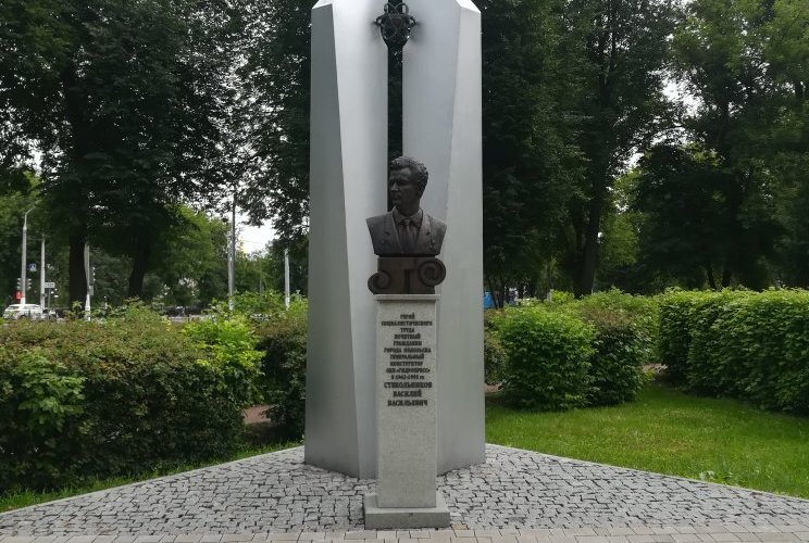 Памятник-бюст почётному гражданину Подольска- В.В. Стекольникову, сквер по ул. Стекольникова.