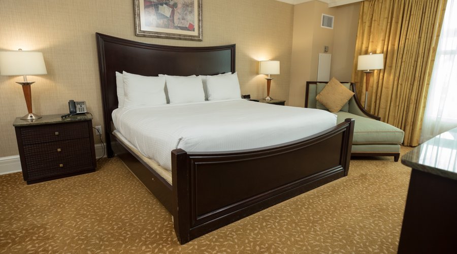 Island View Casino Resort North Hotel Room. (1 King Bed)