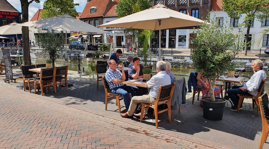Midden in het centrum ( van 12 tot 22 uur autovrij ) tafelen aan de Damse Vaart