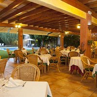 Terraza exterior junto a la piscina