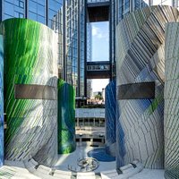 La Defense, Mosaics by Michel Deverne "Les Miroirs" , puits central du complexe/La Defense, Mosaics by Michel Deverne "Les Miroirs", central well of the complex