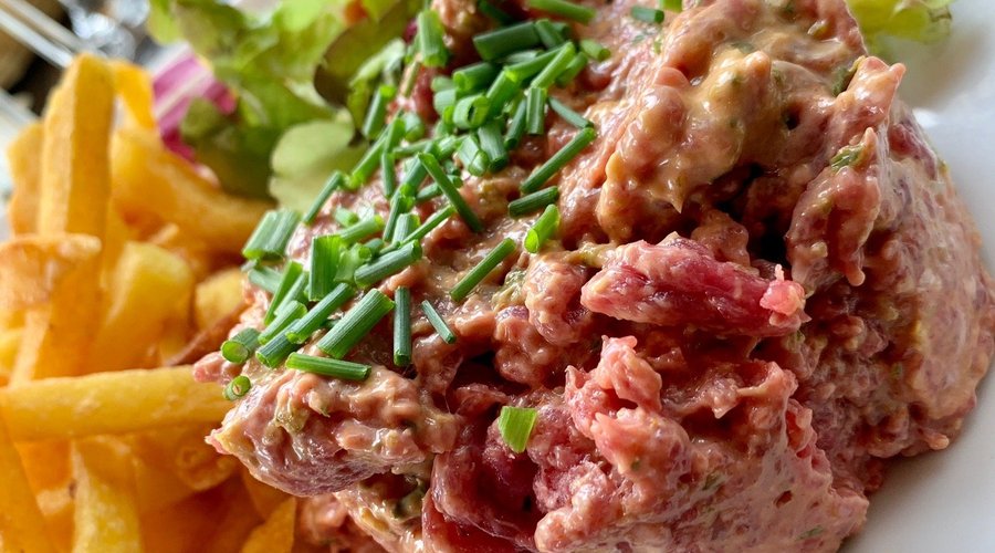 Tartare de bœuf, authentique et délicieux (en plat du jour).