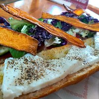 Bocadillo vegetal con queso de cabra fresco gratinado.