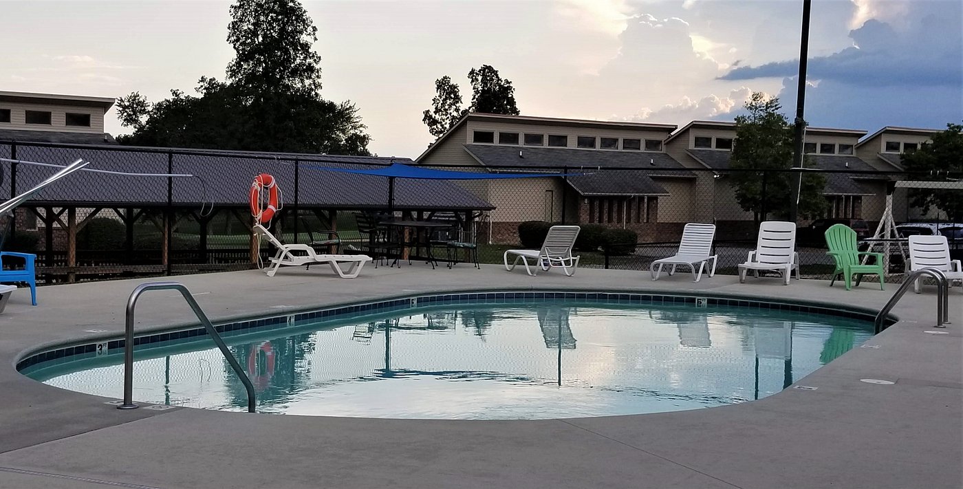 CROWN RESORT HIAWATHA MANOR WEST AT LAKE TANSI (Crossville) Lodge