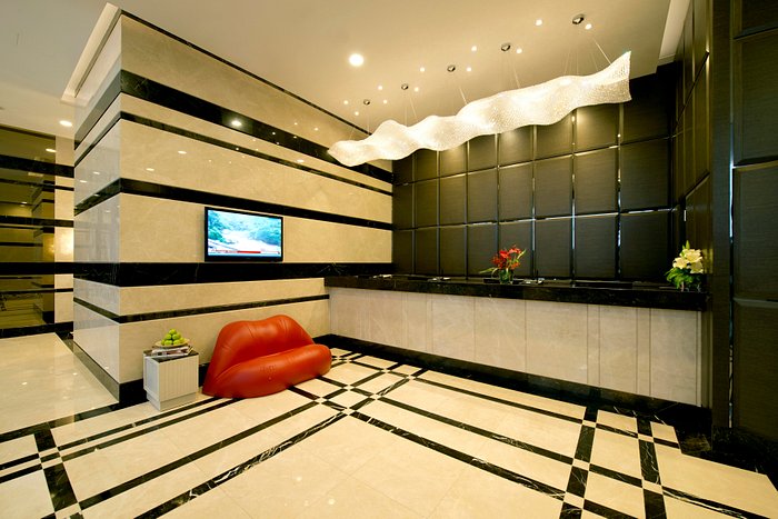 https://dynamic-media-cdn.tripadvisor.com/media/photo-o/1b/a2/68/5e/v-hotel-bencoolen.jpg?w=700&h=-1&s=1