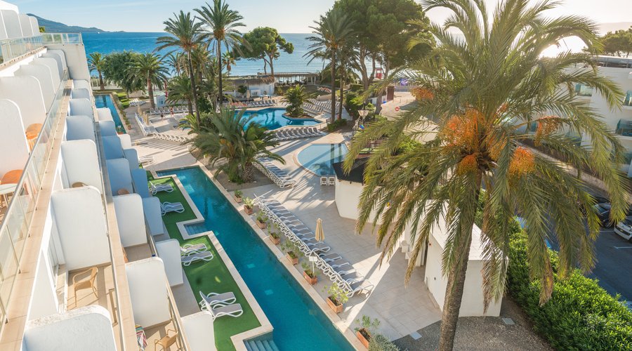 POOL & GARDENS