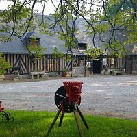 cidrerie familiale, ancien pressoir datant de 1828, tous les produits sont fabriqués à la ferme : cidre, poiré, jus de pomme, pommeau, calvados, vinaigre, confitures, confit cidre, caramels et miel. Dégustations et vente sur place.