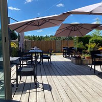 Jolie terrasse, serveurs sympathiques et attentifs, pizzas succulentes