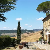Foto facciata ristorante sullo sfondo Volterra