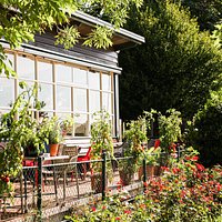 Heerlijk genieten van een kopje koffie met gebak, terwijl de kinderen zich amuseren in de speeltuin.