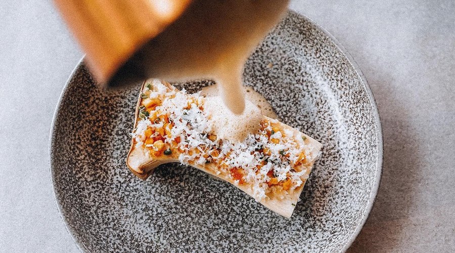 Nieuw in het menu van de chef: een fantastisch gerecht met koningsboleet, oude geitenkaas, aardappelcroutons en beukennootjes.