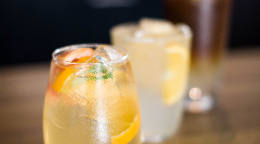 Biała sangria, lemoniada i espresso tonic/White sangria, lemonade & espresso tonic