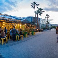 Todas las semanas tenemos sesiones de música en vivo los viernes y sábados. Como nuestra ubicación es única, el ambiente creado es único y combina a la perfección nuestra comida casera y nuestra cerveza artesanal con notas de música increíble.