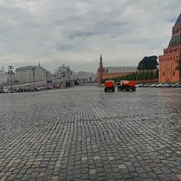 Площадь Васильевский спуск, от собора Василия Блаженного до Кремлёвской набережной.