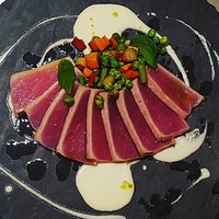 tataki di tonno con verdure e salsa di pecorino