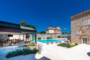 Pool & Beach