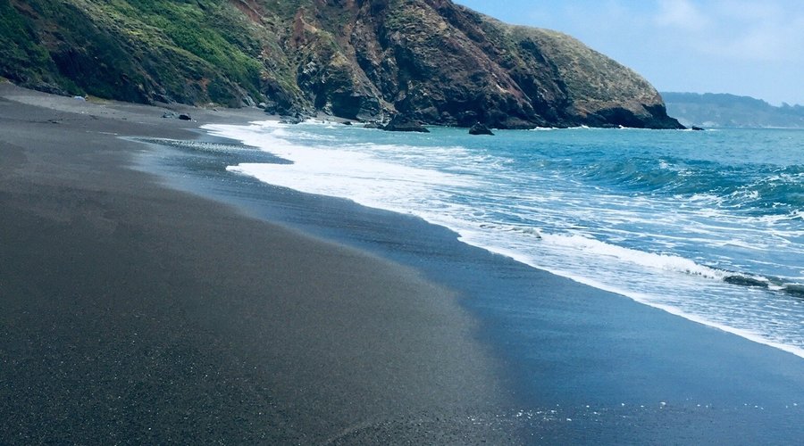 BEACHY BLACK