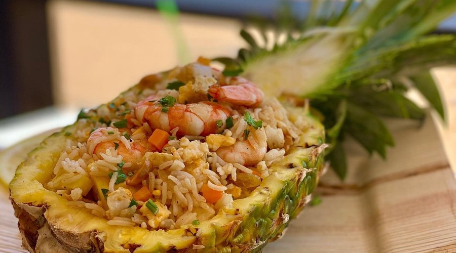 Arroz frito Tailandês no Ananás.