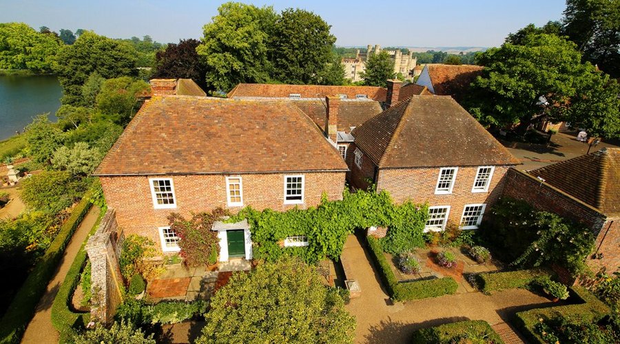 Stable Courtyard Bedrooms with Castle in background