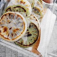 白と緑で餡子入りで薄いのが石手の「やきもち」 美味しい!