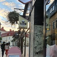 Gelato Amore, ny italiensk glass i centrala Linköping på Tanneforsgatan 1. Roligt nytt koncept. Man köper bägare/våffla i önskad storlek och fyller den sedan med så många smaker man själv önskar.