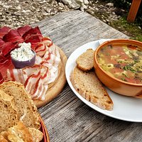 Minestrone e salumi