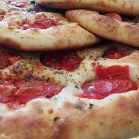Luogo dove tradizione e materie prime salentine e pugliesi si sposano con l’arte dell a cucina e dei sapori.. Gusto...di’ Giorno e’ piatti pronti da gustare comodamente a casa .... Gusto...di’ Sera e’ scrocchiarella romana, baguette, pucce, piadina e rustichella ..... Tuto condido dai pregiati salumi Santoro e dalle sales quale condimento tra le migliori in circolo.... Un locale tutto da visitare e da vivere