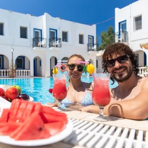Pool & fruits 