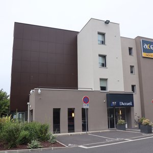 Excellent Hotel, affordable and friendly staff next to Buffalo Grill. A very neat breakfast. Secure parking. It’s a 13 mins drive to Disneyland Paris. And just around the corner of Disney Golf course. The beds slept wonderful. The airconditioned rooms are really a perfect place to spend the night and make a good start the next morning!
