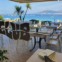 Terrasse du Restaurant Le Club avec accès direct à la plage de Porticcio