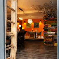 dans une ambiance boisée et chaleureuse.
Côté cuisine, le chef et gérant travaille depuis toujours avec la même philosophie d'une cuisine entièrement élaborée sur place à base de produits frais.
Venez découvrir notre restaurant pensé de A à Z par son gérant.