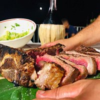 Bistecca di chianina cotta sulla brace.
