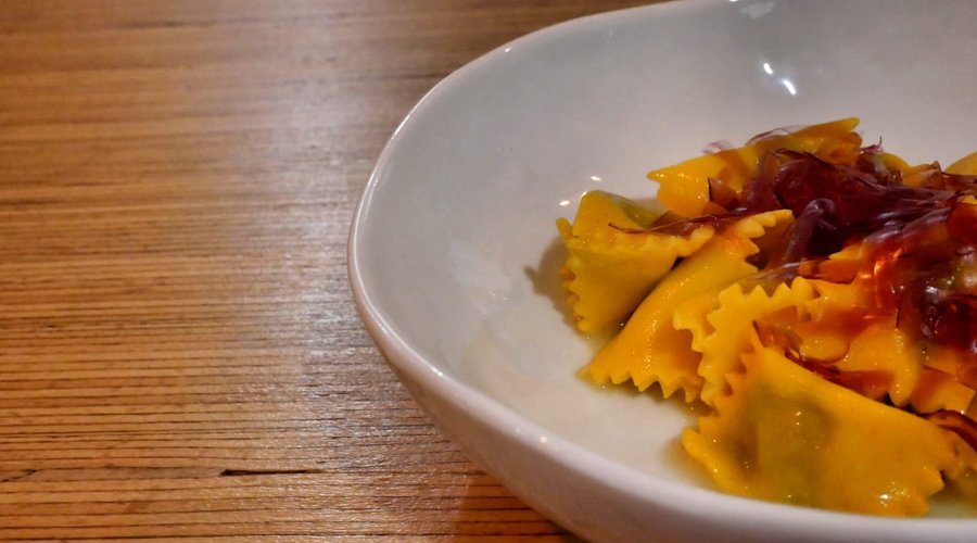 Plin fatti in casa ripieni di brasato al Barolo, nocciole e caramaello di vino rosso