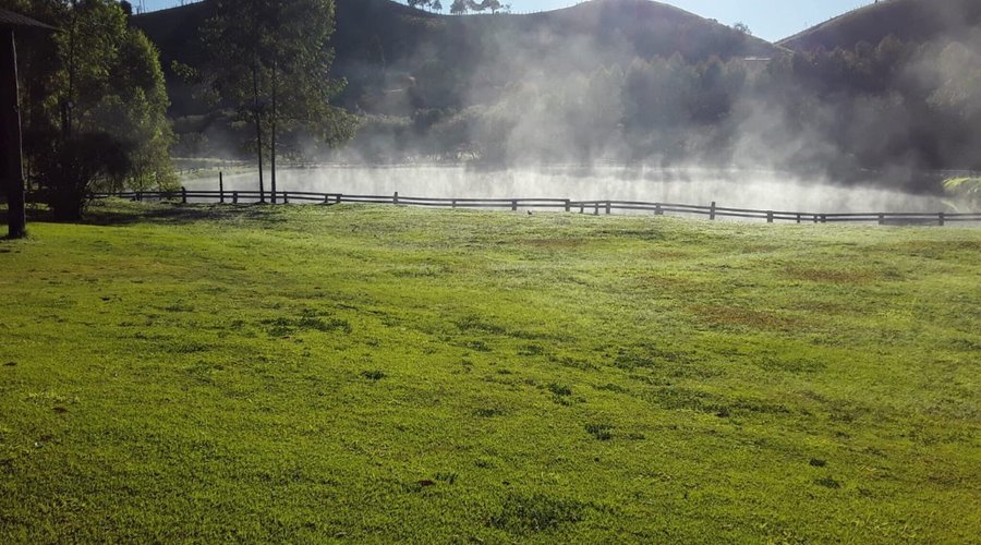 Amanhecer com geada em @mariadafe  julho lugar incrível 