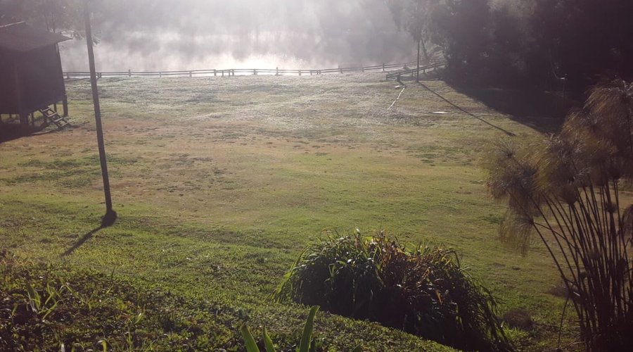 Amanhecer com geada em @mariadafe  julho lugar incrível 