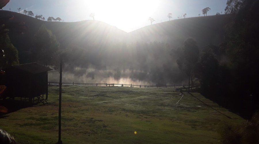 Amanhecer com geada em @mariadafe  julho lugar incrível 