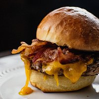 Local 10 Burger, 180 gr of meat with cheddar cheese and bacon