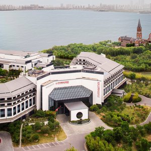 酒店西临景色怡人的独墅湖，毗邻风景如画的白鹭生态公园和红墙灰瓦的欧式教堂，浪漫气息萦绕四周，是最理想的婚礼和婚宴举办场所。