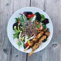 unser Raketen Salat mit Hühnersate Spießchen