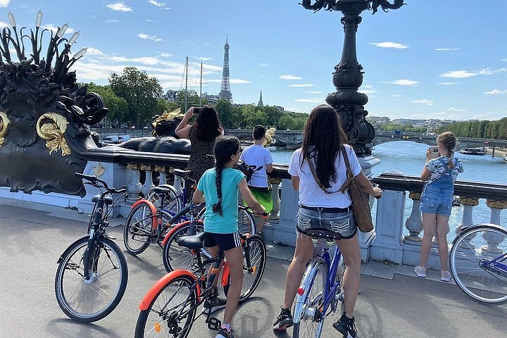 Tripadvisor, Les trésors de Paris à vélo avec un guide en direct -  Familles & Amis proposé par Simply France Tours