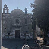 Vista frontale mentire si arriva al Cimitero cittadino !