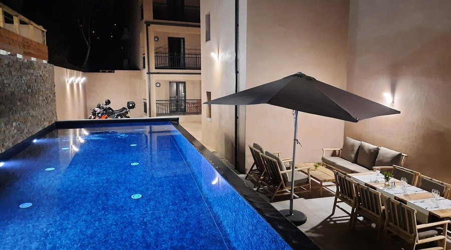Notre piscine de nuit.