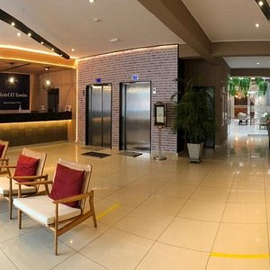 Ingreso y  lobby del hotel remodelado