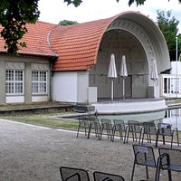Blick auf die Freiluftbühne an der Trinkkuranlage (August 2020)