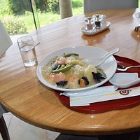 海老かけご飯の米がぐちゃぐちゃなのは直ってました。 コーヒー・紅茶はこのくそ暑いのにホットしかお替りできません。