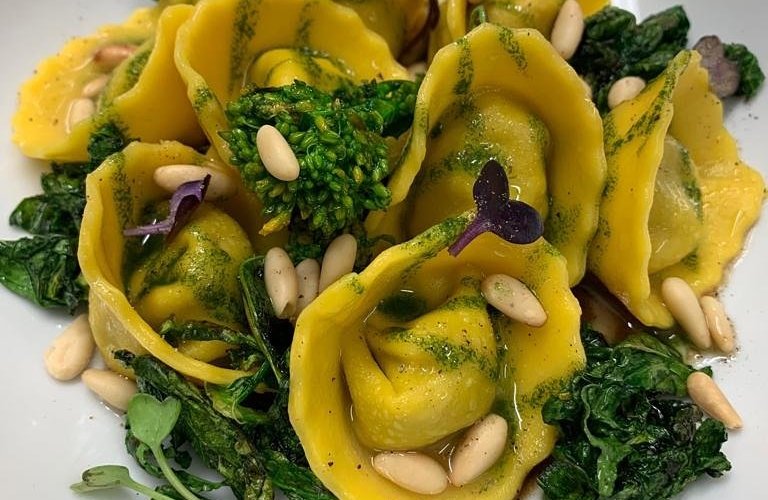 Ravioloni al blu di lanzo cime di rapa e pinoli