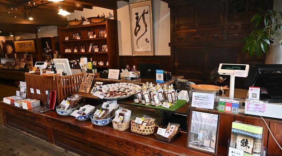 左党には有名な珍味「鮭の酒びた」のほか、兜煮、中骨煮など珍しい鮭製品も並ぶショップ。