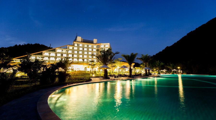 bẻ bơi tại khách sạn