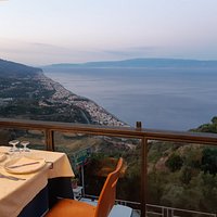 Balconcino con vista sulla riviera jonica e la Calabria.